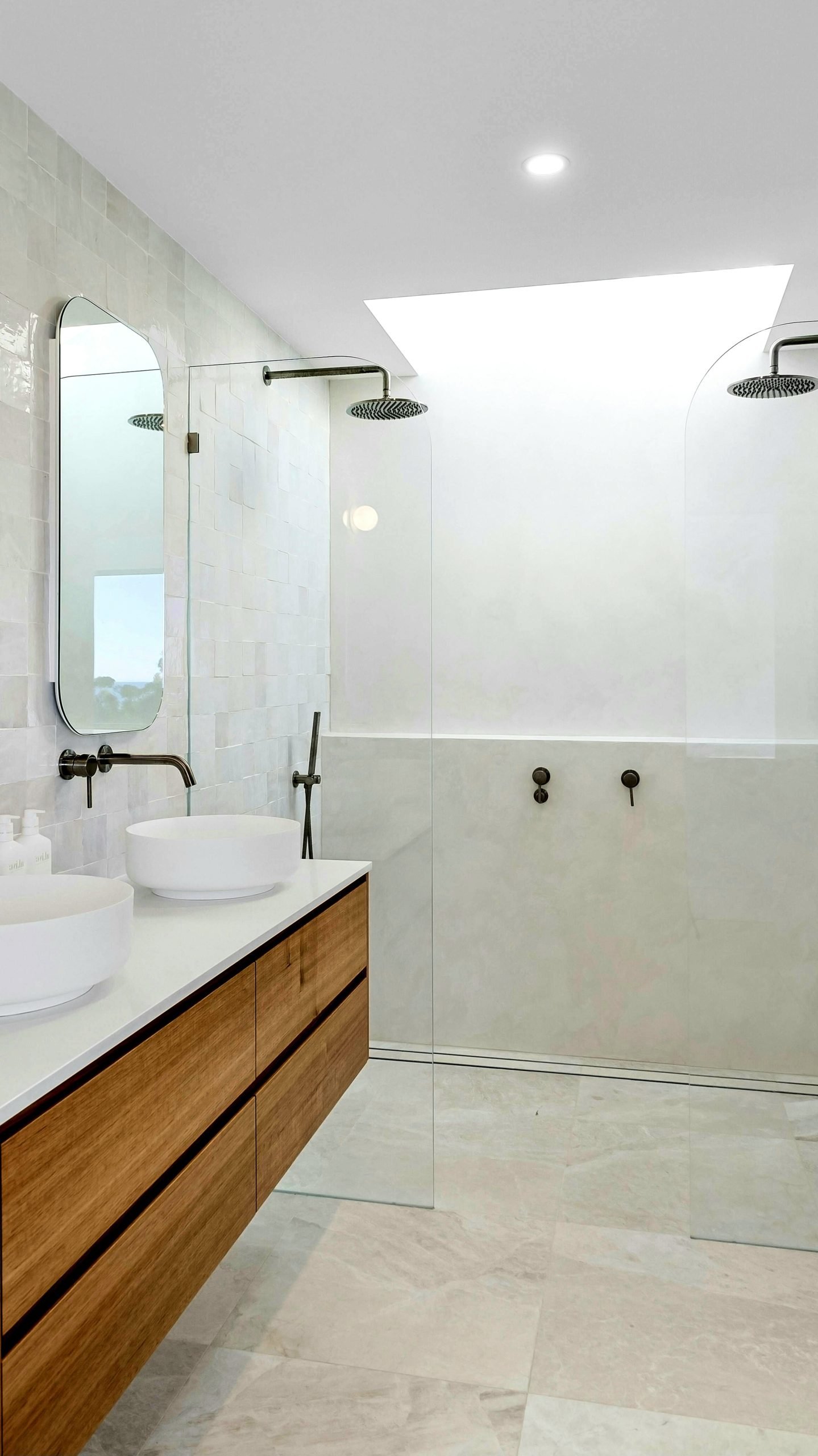 Reforma de baño en Madrid con doble ducha y ducha de obra