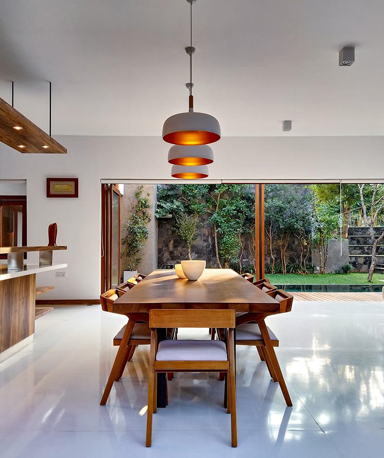 Salon reformado con amplias ventanas que dan al jardin