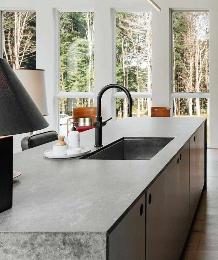 Encimera de cocina hecha en piedra con tonos oscuros