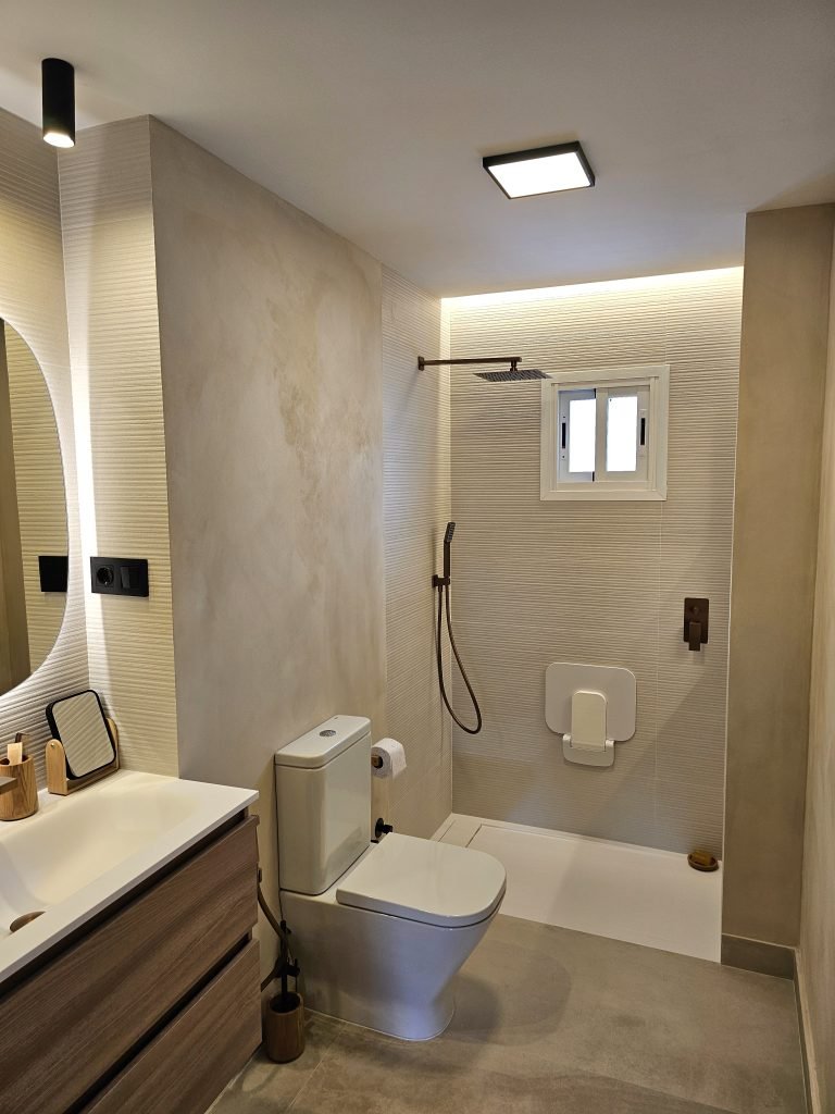 Baño reformado en Madrid con baldosas porcelanicas en relieve y suelos de gran formato rectificados