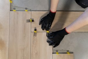 Sistema de cuñas para alicatado con baldosa porcelanica