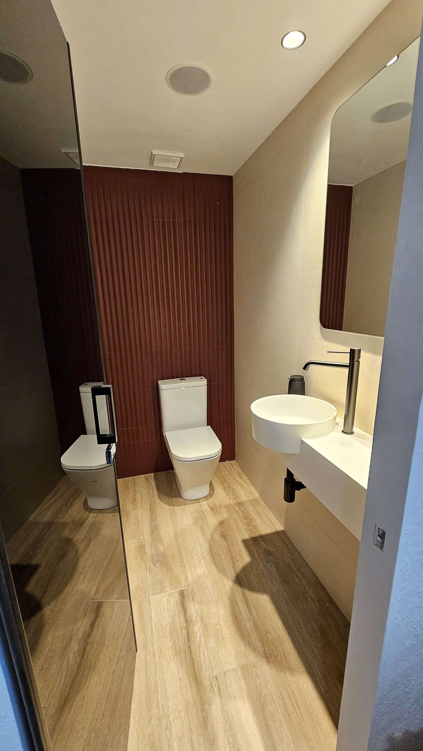 Reforma de baño con baldosa de relieve y suelo porcelanico