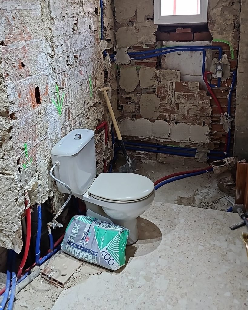 Instalación de fontanería en baño